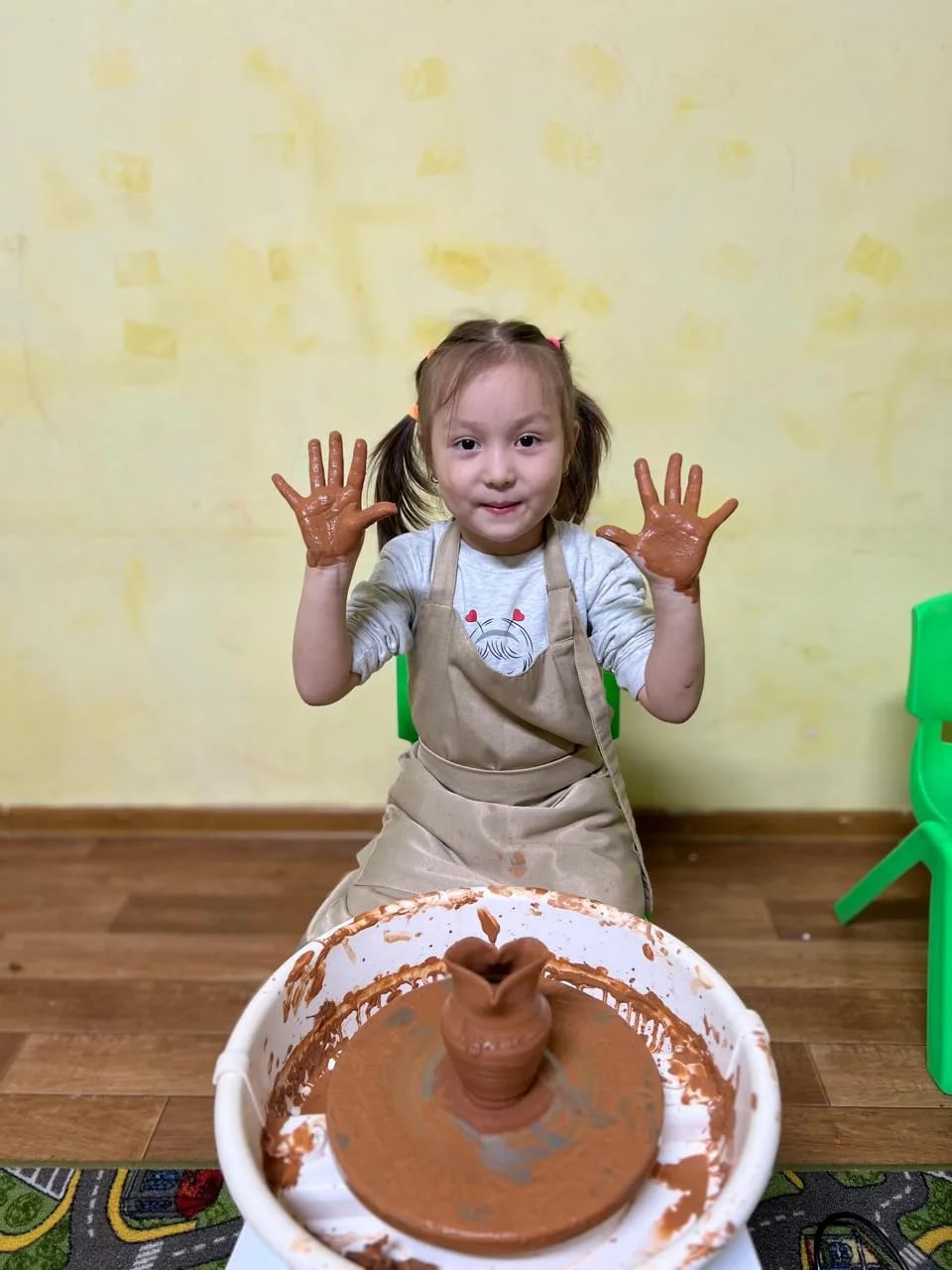 Радость от первой поделки на гончарном круге